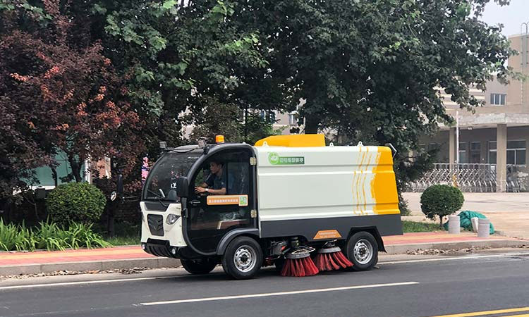 百易長青四輪電動洗掃車