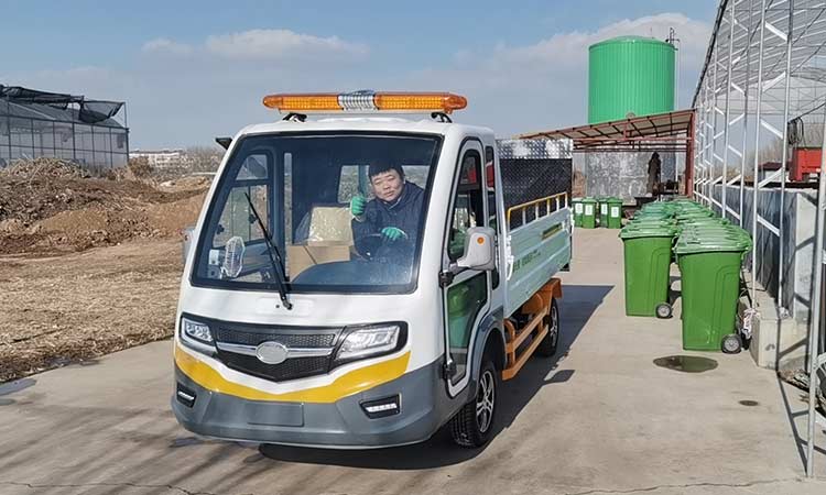 八桶垃圾清運車工作現場