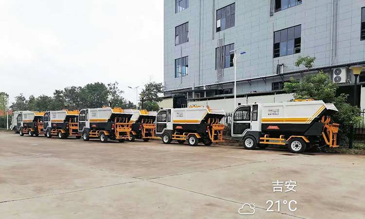 近日，江西環衛公司引進電動垃圾清運車到貨現場