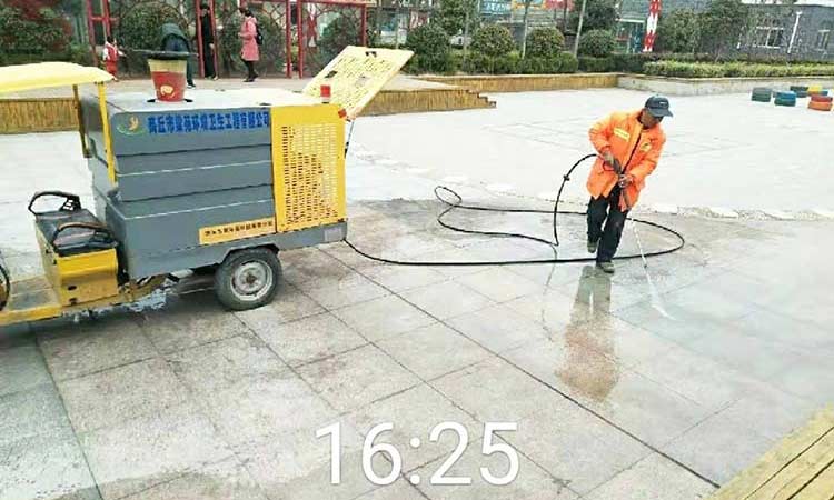 河南環衛利用多功能高壓清洗車對公園廣場地磚進行快速清潔沖洗