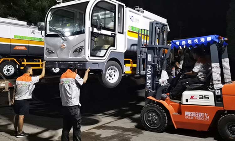 浙江環衛購進電動垃圾清運車多臺用于小區垃圾清運工作