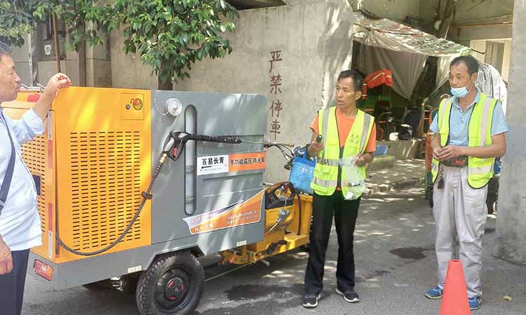 道路環衛就用小型三輪高壓清洗車操作簡單效率高