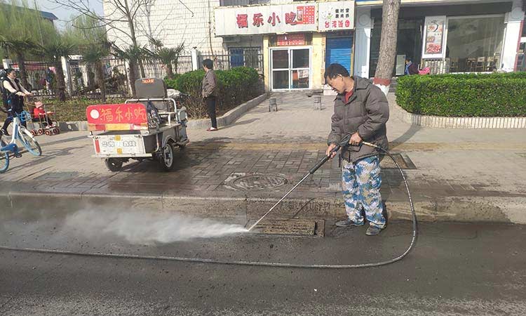 環衛路面油污就用三輪高溫高壓清洗車