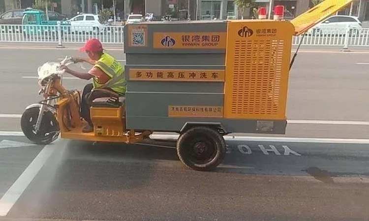 電動高壓清洗車現(xiàn)身東明城區(qū) 環(huán)衛(wèi)保潔作業(yè)更趨精細(xì)化