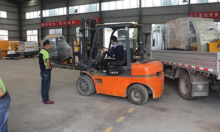 手推式樹葉收集器裝車完畢準備發往深圳某環衛