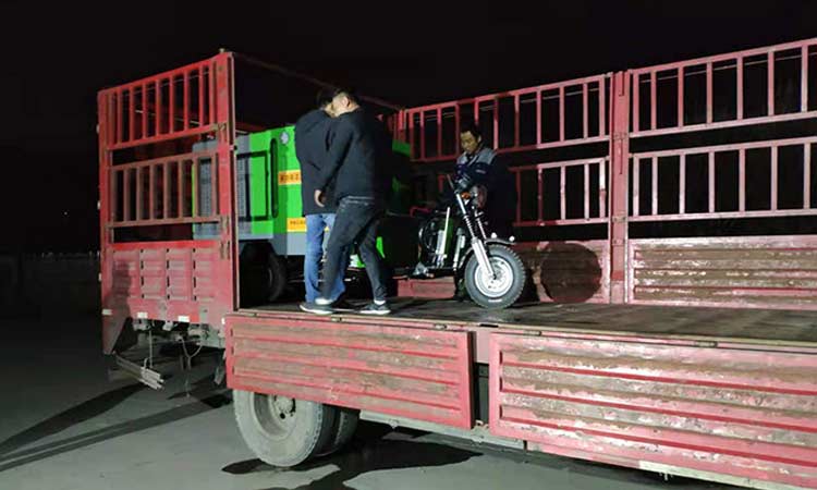 高溫高壓清洗車連夜發往洛陽某城管局