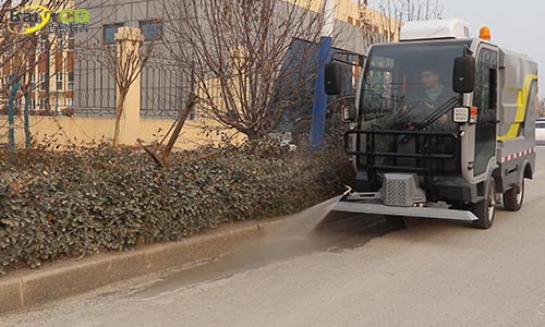使用小型多功能高壓清洗車，校園環衛防疫一車解決