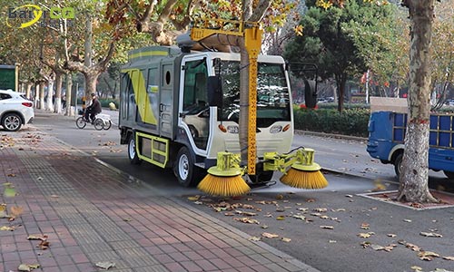 ?多功能樹葉收集車落葉季大堆樹葉收集，非落葉季可用于洗掃路面高壓沖洗