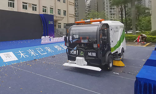 電動洗掃車抵達深圳環衛指定地點并作為頭車參加了項目開啟儀式