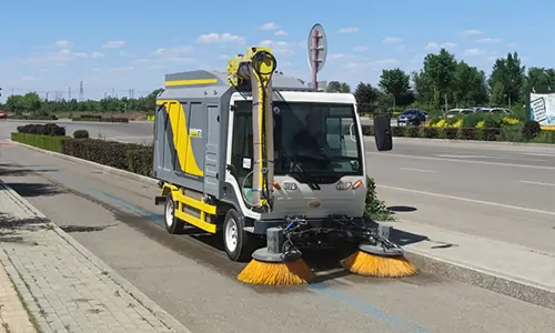 電動樹葉收集車，解決落葉季大面積落葉路面堆積難清理問題