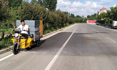 道路高壓清洗車是一款道路沖洗，水掃多用途電動環衛設備