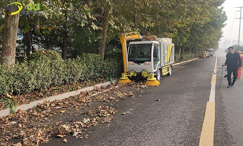 純電動樹葉收集車，秋季落葉收集，其他季節(jié)可作為洗掃車高壓清洗車使用