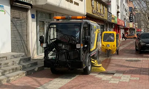 純電動洗掃車與小型環衛車輛配合工作是怎樣的場景？