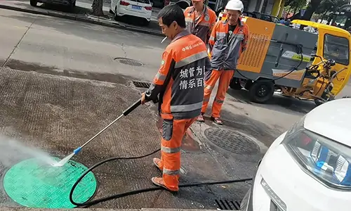 發往某環衛公司的小型高溫高壓清洗車道路清潔效果好