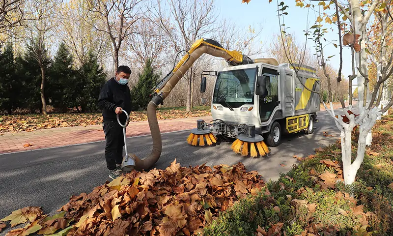 多功能樹葉收集車落葉收集顯身手！解決秋冬季機動車道落葉收集困擾難題！