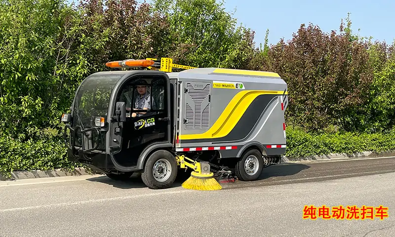 小型純電動洗掃車，節假日期間路面高效洗掃專用車型，操作簡單，效果杰出！