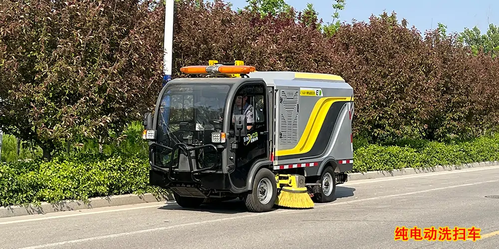 道路洗掃車_路面污漬清潔“專家”_電動洗掃車_環衛洗掃車_小型洗掃車