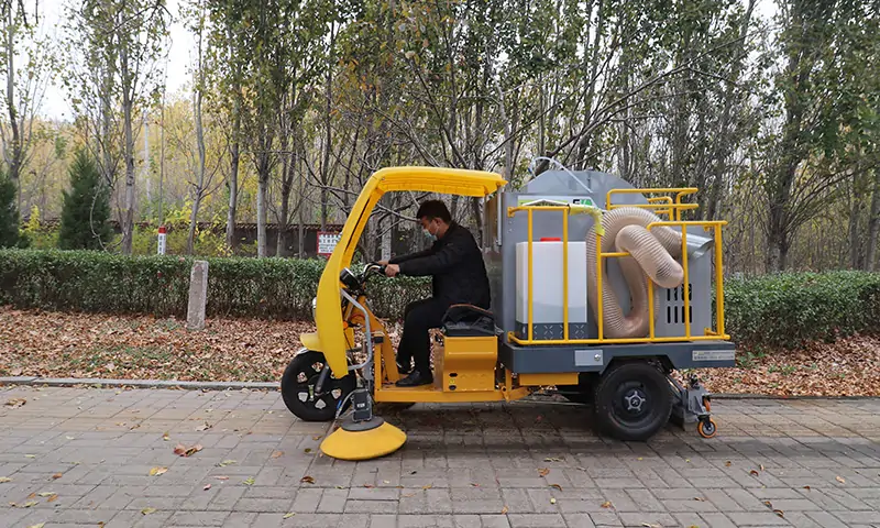 落葉收集專用車-小型樹葉收集車的用處到底有哪些？園林，景區(qū)，物業(yè)人群快來看一下！