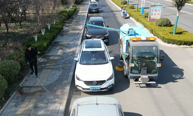 純電動小型洗掃車 路邊停車位下垃圾治理有妙招 手持噴槍一招解決！