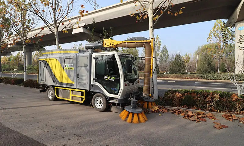 落葉收集大挑戰(zhàn)！秋季落葉收集專用車！純電動更環(huán)保，大容量垃圾箱滿足多場地需求！