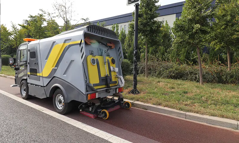 市政人行道太狹窄不好清理怎么辦？純電動深度清潔車，一車多用，有效解決市政人行道清理難題！