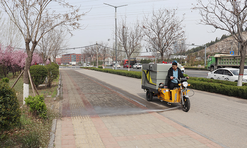 市政道路及景區道路狹窄難以通行，衛生治理難度大？別擔心，一輛三輪多功能高壓清洗車即可解決！