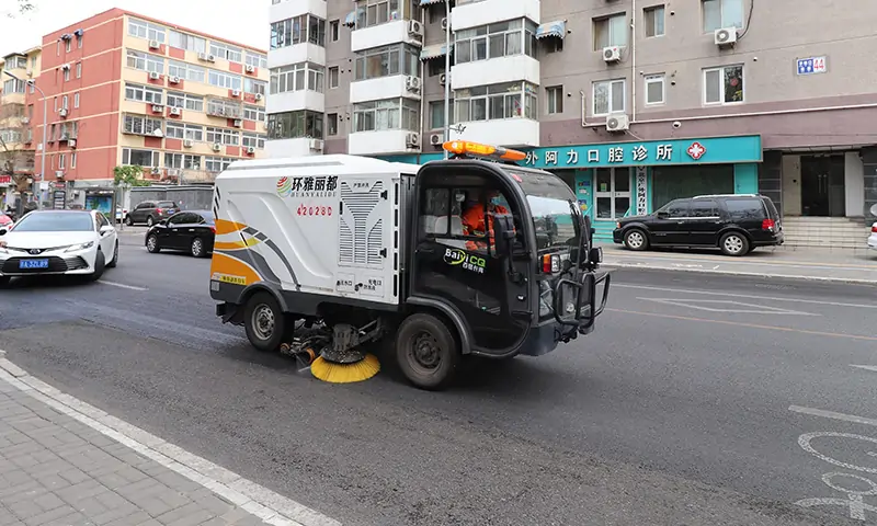 小型純電動洗掃車街頭實拍，道路洗掃無揚塵，打造美好生活環境！