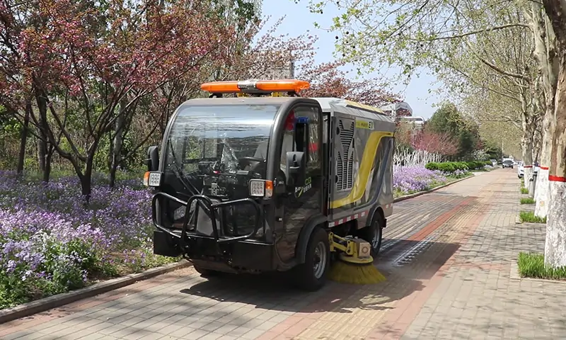 純電動洗掃車機場、園林顯神通！高壓洗掃，一沖即凈！一鍵操作，簡單快捷！