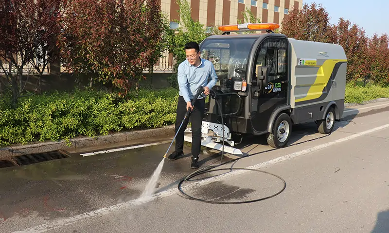 四輪多功能高壓清洗車，駕駛室，更安全！多種沖洗模式適應多種工作場景！