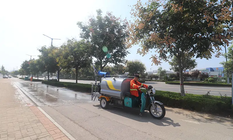 小型三輪灑水車道路灑水好幫手，多種灑水模式可選，滿足多種環衛作業需求。