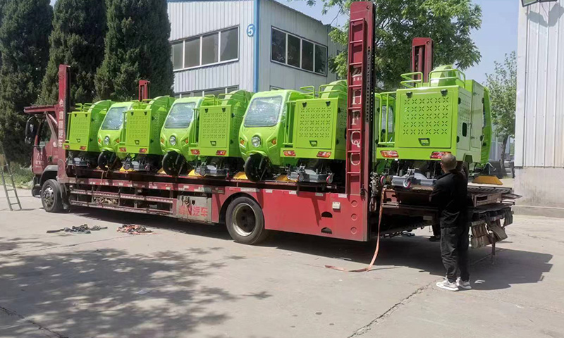 百易三輪駕駛式樹葉收集車發(fā)車！操作簡單，輕輕松松搞定落葉收集轉(zhuǎn)運(yùn)難題！
