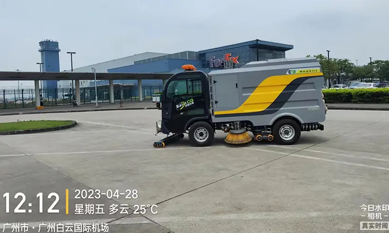 百易純電動洗掃車到達白云機場，助力機場環衛環境建設，共建美好城市形象！