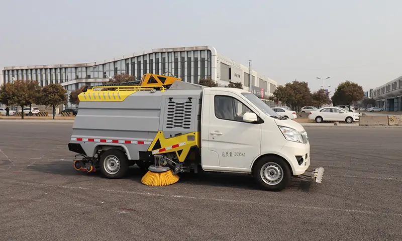 新品上市！新能源純電動(dòng)洗掃車亮相！長安底盤可上牌，可旋轉(zhuǎn)機(jī)械臂帶高壓沖洗顯奇效！