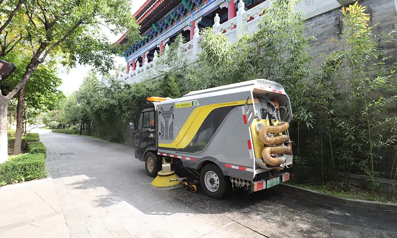 純電動洗掃車，車輛底部垃圾衛生治理有妙招，多方位解決道路污染問題。