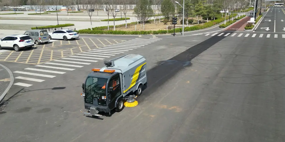道路洗掃車_路面污漬清潔“專家”_電動洗掃車_環衛洗掃車_小型洗掃車