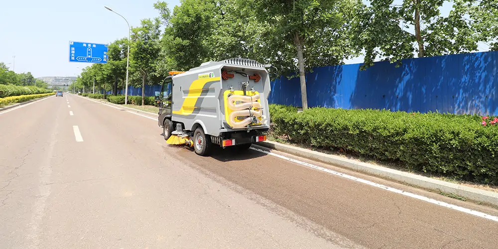 道路洗掃車_路面污漬清潔“專家”_電動洗掃車_環衛洗掃車_小型洗掃車