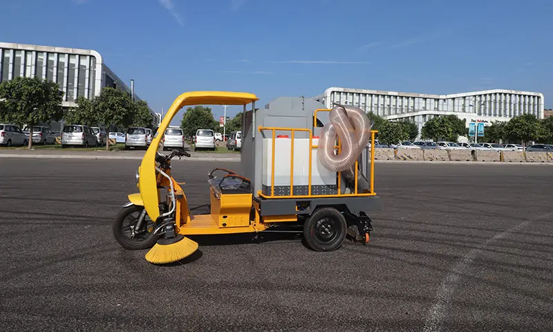 高效便捷的三輪駕駛式樹葉收集車，改善清潔工作效率！