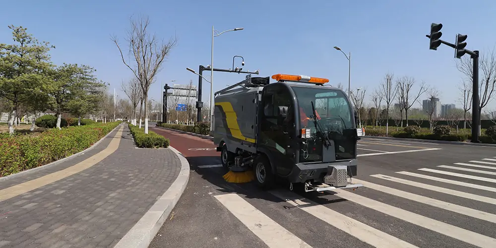 道路洗掃車_路面污漬清潔“專家”_電動洗掃車_環衛洗掃車_小型洗掃車