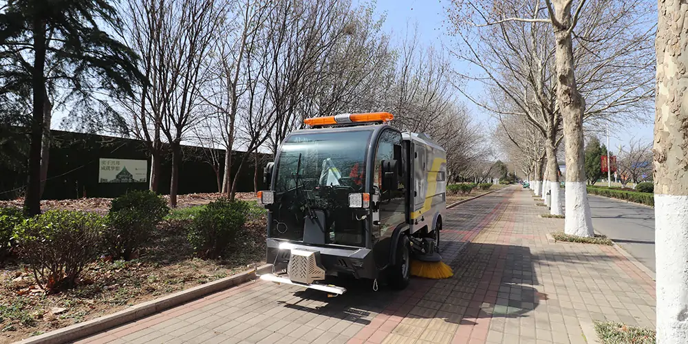 道路洗掃車_路面污漬清潔“專家”_電動洗掃車_環衛洗掃車_小型洗掃車