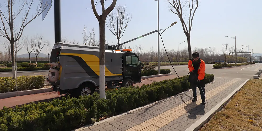 道路洗掃車_路面污漬清潔“專家”_電動洗掃車_環衛洗掃車_小型洗掃車