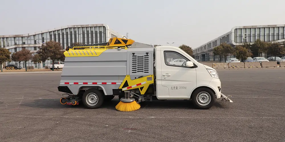 道路洗掃車_路面污漬清潔“專家”_電動洗掃車_環衛洗掃車_小型洗掃車