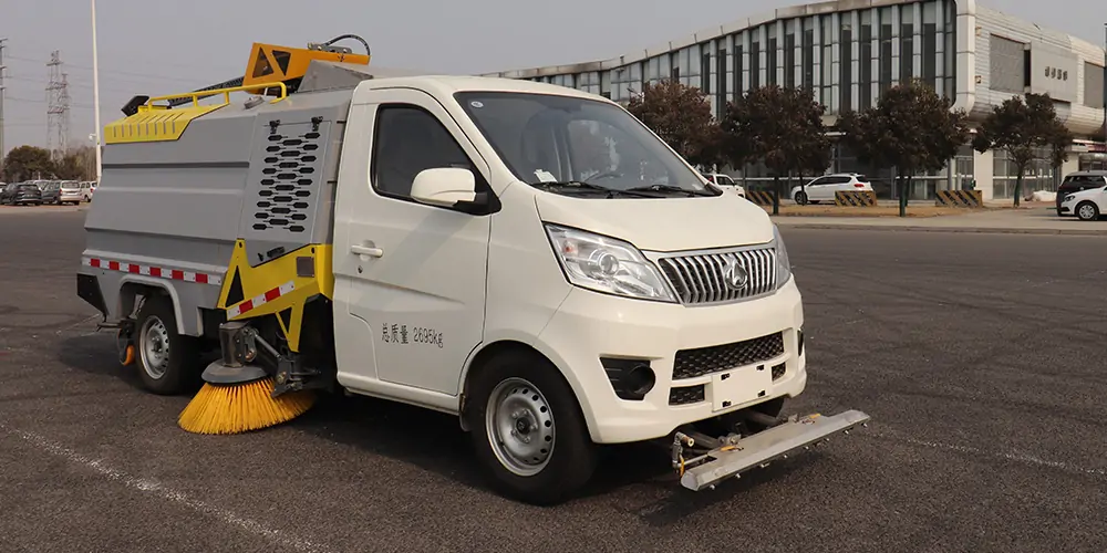 道路洗掃車_路面污漬清潔“專家”_電動洗掃車_環衛洗掃車_小型洗掃車