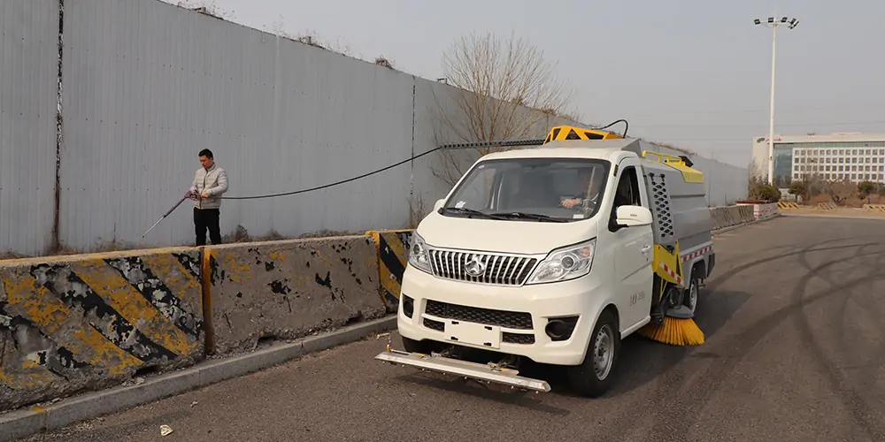 道路洗掃車_路面污漬清潔“專家”_電動洗掃車_環衛洗掃車_小型洗掃車