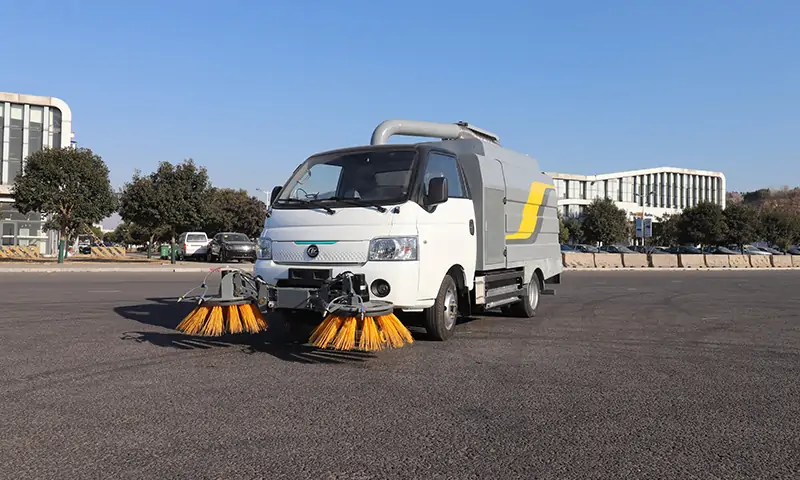 新能源樹葉收集車，助力環(huán)保與多功能應(yīng)用！共創(chuàng)美好生活環(huán)境！