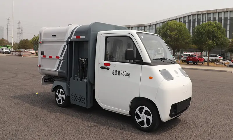 新款側(cè)裝式垃圾清運(yùn)車(chē)：物業(yè)景區(qū)道路垃圾桶垃圾轉(zhuǎn)運(yùn)的專業(yè)設(shè)備
