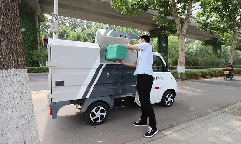 新能源垃圾清運(yùn)車(chē)：物業(yè)景區(qū)道路垃圾桶垃圾轉(zhuǎn)運(yùn)的專業(yè)設(shè)備