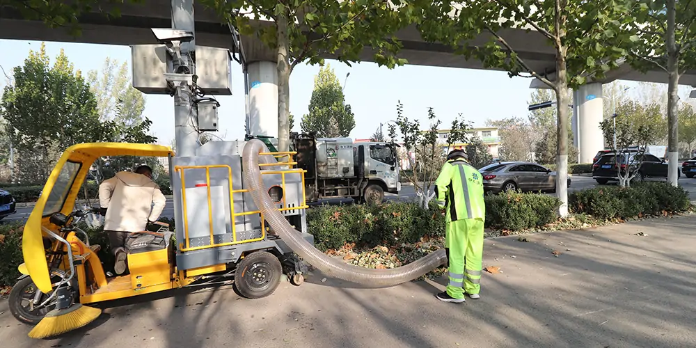 三輪車樹葉收集機(jī) 吸入式樹葉收集車 電動三輪車樹葉收集器 樹葉收集器車 三輪樹葉收集車 林場專用樹葉收集車