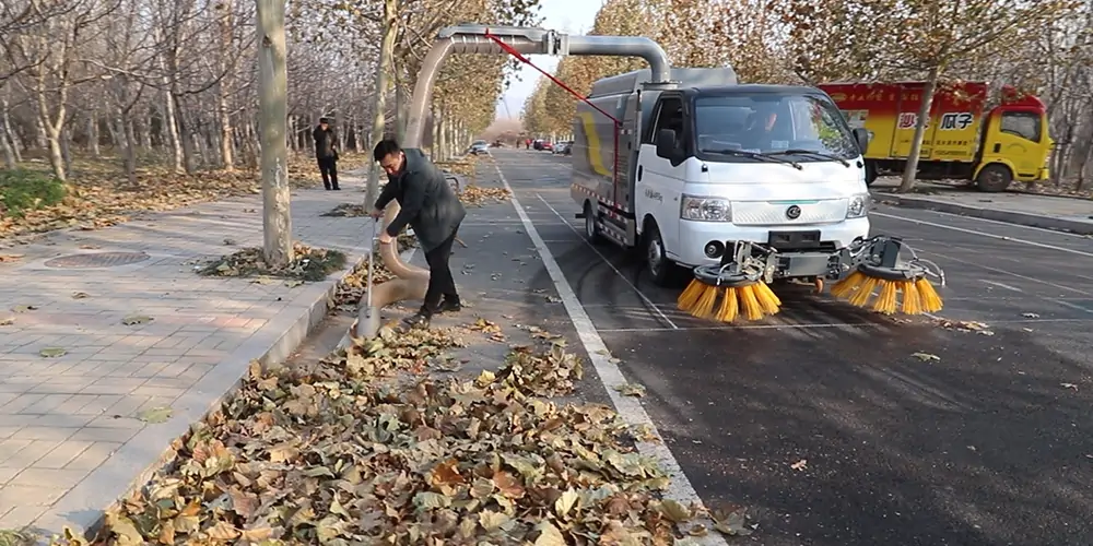 新能源樹葉收集車 新能源多功能樹葉收集車 新能源吸樹葉的機器 新能源新型樹葉收集車