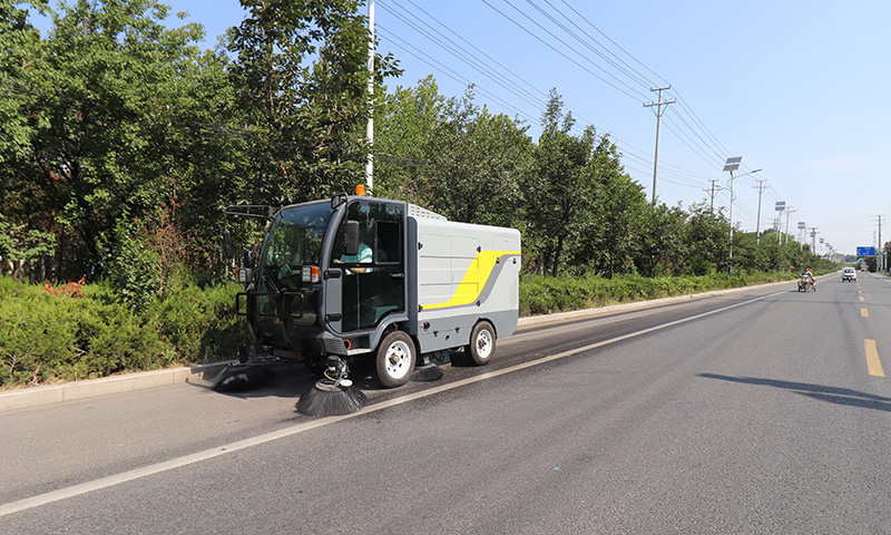 純電動清掃車發貨：助力城市環境衛生建設