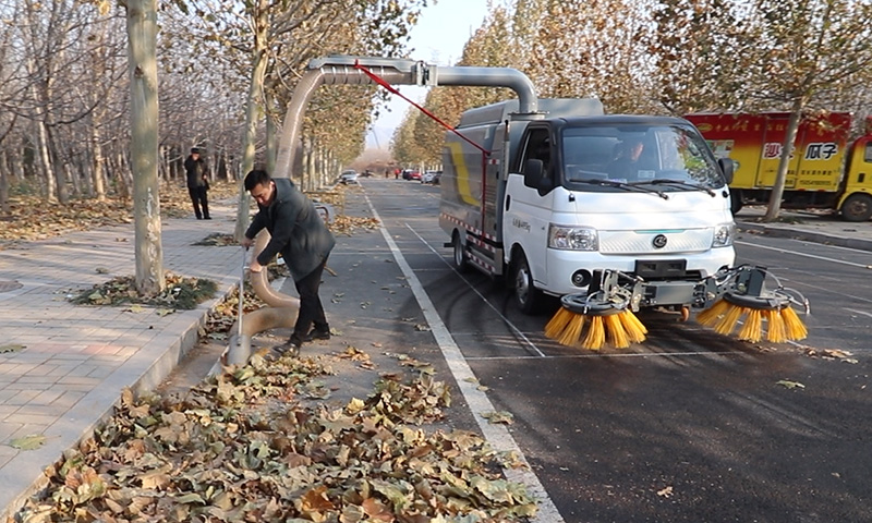 輕型新能源樹葉收集車：高效環(huán)保，城市清潔新選擇